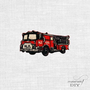 Könnte beinhalten: Ein gestickter Aufnäher, der ein rotes Feuerwehrauto mit schwarzen Rädern und Details zeigt. Auf der Vorderseite des Fahrzeugs stehen die Buchstaben N.Y. in Weiß, während an der Seite der Schriftzug N.Y. CO. in weißem Garn auf rotem Grund zu sehen ist.