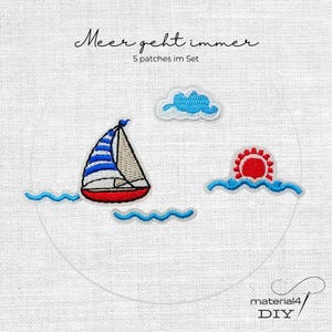 Könnte beinhalten: Ein Set aus fünf bestickten Aufnähern mit einem Segelboot mit blau-weiß gestreiften Segeln und rotem Rumpf, einer blauen Wolke, einer roten Sonne und blauen Wellenlinien. Der Text "Meer geht immer" und "5 patches im Set" ist zu sehen.