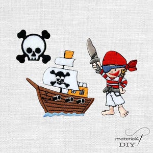 Könnte beinhalten: Drei gestickte Aufnäher mit einem schwarz-weißen Totenkopf mit gekreuzten Knochen, einem braunen Piratenschiff mit weißem Segel und Totenkopfmotiv sowie einer Piratenfigur mit rotem Kopftuch, rot-weiß gestreiftem Oberteil und weißer Hose.