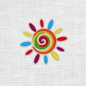Könnte beinhalten: Ein gestickter Aufnäher mit einem zentralen Spiral-Sonnendesign in einem Regenbogen-Farbverlauf aus Rot, Orange, Gelb, Grün, Blau und Violett. Die Sonne hat zwölf strahlenförmige, ovale Blütenblätter in verschiedenen Farben auf weißem Stoff.