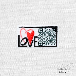 Könnte beinhalten: Ein rechteckiger Stickaufnäher mit dem Wort LOVE in schwarzem Garn, wobei ein rotes Herz den Buchstaben O ersetzt und ein hellrosa Herzumriss darüber liegt. Rechts neben dem Text befindet sich ein quadratisches QR-Code-Design in Schwarz-Weiß.