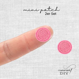 Könnte beinhalten: Ein Set aus zwei kleinen, runden, rosa bestickten Aufnähern mit gesticktem Rand. Der Text "mini patch 2er Set" ist oben zu sehen, und der Text "material4 DIY" befindet sich in der unteren rechten Ecke des Bildes.