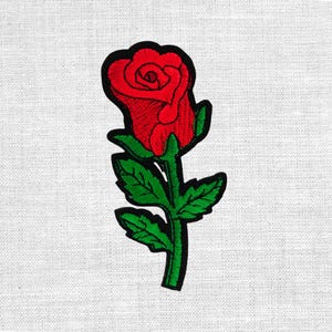 Könnte beinhalten: Gestickter Aufnäher mit einer roten Rose mit grünen Blättern und Stiel, schwarz umrandet. Die Rose ist voll erblüht und zeigt detaillierte Stickereien. Geeignet für Kleidung, Taschen oder andere Stoffartikel.