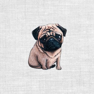 Könnte beinhalten: Gesticktes Bild eines Mopses im Sitzen, mit braunem Körper, schwarzen Ohren und Schnauze. Der Mops hat große, dunkle Augen und ist vor einem weißen, strukturierten Hintergrund platziert.
