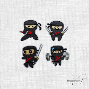 Könnte beinhalten: Vier gestickte Aufnäher mit Cartoon-Ninjas in schwarzen Outfits mit roten Akzenten. Ein Ninja hält ein Schwert, einer zwei Schwerter, einer rennt mit einem Schwert und einer hebt eine Langhantel. Jeder Ninja trägt eine Maske.