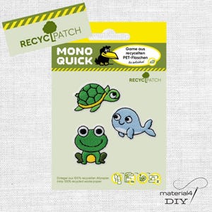 Könnte beinhalten: Eine Verkaufskarte mit drei gestickten Aufbügel-Patches: eine grüne Schildkröte, ein hellblauer Wal und ein grüner Frosch. Die Verpackung enthält den Text MONO QUICK, RECYCLPATCH und Garne aus recycelten PET-Flaschen sowie Symbole zum Recyclingprozess.