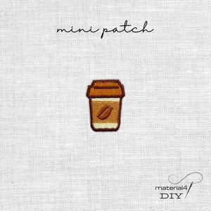 Könnte beinhalten: Gestickter Mini-Aufnäher einer Kaffeetasse mit einer Kaffeebohne. Der Aufnäher ist braun, beige und weiß, mit den Worten "mini patch" darüber. Die Worte "material4 DIY" stehen unten.