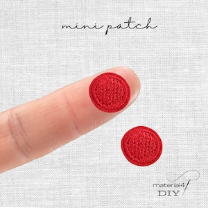 Könnte beinhalten: Zwei kleine, runde, rot gestickte Aufnäher. Ein Aufnäher wird von einem Finger gehalten, der andere befindet sich auf einem weißen Stoffhintergrund. Der Text "mini patch" steht über den Aufnähern. Der Text "material4 DIY" steht unten.