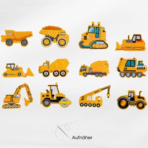 Könnte beinhalten: Eine Sammlung gelber Baustellenfahrzeug-Patches, darunter ein Muldenkipper, ein Bulldozer, ein Bagger und ein Betonmischer. Die Patches sind mit schwarzen Details bestickt und auf weißem Hintergrund angeordnet. Das Wort "Aufnäher" steht unten rechts.