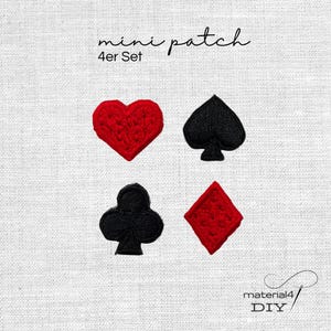 Könnte beinhalten: Ein Set aus vier gestickten Mini-Aufnähern mit den vier Spielkartensymbolen: ein rotes Herz, ein schwarzer Pik, ein schwarzes Kreuz und ein roter Karo. Der Text "mini patch 4er Set" steht darüber und "material4 DIY" steht darunter.