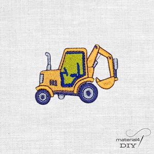 Könnte beinhalten: Ein gestickter Aufnäher eines gelben Bau-Baggers mit einem lindgrünen Kabinenfenster, blauen Rädern und blauen Details. Das Design zeigt einen markanten mechanischen Arm und eine Schaufel, die mit leuchtenden Garnfarben auf weißem Stoff gestickt sind.