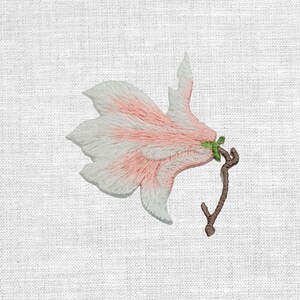 Könnte beinhalten: Gestickter Blumenaufnäher mit weißen und rosa Blütenblättern, einem braunen Stiel und grünen Blättern. Der Blumenaufnäher befindet sich auf einem weißen Stoffhintergrund. Geeignet für Kleidung oder Bastelprojekte.