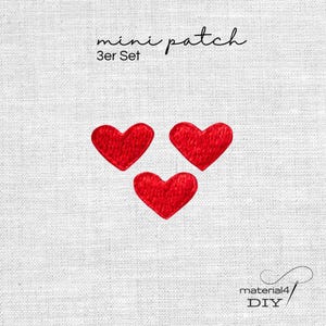 Könnte beinhalten: Ein Set aus drei kleinen, roten, gestickten Herz-Aufnähern. Der Text "mini patch" und "3er Set" steht über den Herzen, und der Text "material4 DIY" befindet sich in der unteren rechten Ecke des Bildes.