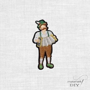 Könnte beinhalten: Ein gestickter Aufnäher mit einer Figur, die einen grünen Hut mit roter Feder, ein weißes Hemd, eine braune Hose und grüne Schuhe trägt. Die Figur hat einen Schnurrbart und spielt ein weißes Akkordeon. Der Aufnäher hat einen schwarzen Rand.