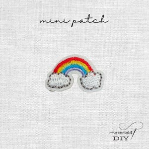 Könnte beinhalten: Ein gestickter Mini-Aufnäher mit einem bunten Regenbogen, der sich zwischen zwei weißen Wolken wölbt. Der Text 'mini patch' steht über dem Design und 'material4 DIY' ist in der unteren rechten Ecke auf weißem Stoffhintergrund gedruckt.