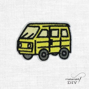 Könnte beinhalten: Gestickter Aufnäher eines gelben Vans mit schwarzen Details, einschließlich Fenstern, Rädern und Türlinien. Der Van ist vor einem weißen Hintergrund platziert. Geeignet für DIY-Projekte oder zum Anpassen von Kleidung.