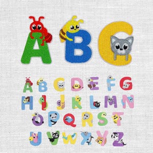 Könnte beinhalten: Ein Set aus sechsundzwanzig gestickten Alphabet-Aufnähern, bei denen jeder Buchstabe mit einer bunten Tierfigur kombiniert ist. Die Buchstaben sind in verschiedenen leuchtenden Farben wie Grün, Blau, Gelb, Pink und Lila mit detaillierten Stichen ausgeführt.