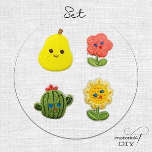 Könnte beinhalten: Ein Set aus vier gestickten Aufnähern mit einer gelben Birne, einer roten Blume, einem grünen Kaktus mit roter Spitze und einer gelben Sonnenblume, jeweils mit einem einfachen Gesicht. Das Wort Set steht oben und material4 DIY unten.