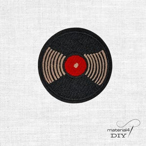 Könnte beinhalten: Gestickter Aufnäher mit einem schwarzen Vinyl-Schallplatten-Design mit roter Mitte und beigen Schallwellen. Der Aufnäher ist kreisförmig und hat einen gestickten Rand. Der Text "material4 DIY" befindet sich in der unteren rechten Ecke.