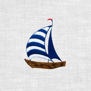 Könnte beinhalten: Gesticktes Segelboot-Design mit braunem Rumpf, blau-weiß gestreiftem Segel und kleiner roter Flagge. Das nautische Kunstwerk befindet sich vor einem weißen, strukturierten Hintergrund und erzeugt maritimen Charme.