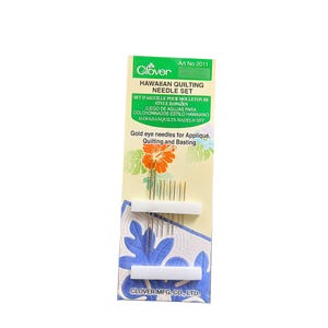 Könnte beinhalten: Eine Packung Clover Hawaiian Quilting Nadel Set. Die Verpackung ist weiß und grün mit Text in mehreren Sprachen. Die Nadeln sind Goldaugennadeln zum Applizieren, Quilten und Heften.