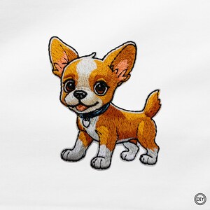 Könnte beinhalten: Gestickter Aufnäher mit einem Cartoon-Chihuahua-Hund. Der Hund hat braunes und weißes Fell, große braune Augen und ein blaues Halsband. Der Aufnäher ist mit detaillierten Stichen und einem verspielten Ausdruck gestaltet.