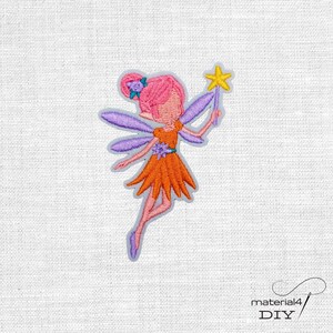 Könnte beinhalten: Ein gestickter Aufnäher mit einer Fee mit rosa Haaren, einem violetten Blumenaccessoire und hellvioletten Flügeln. Die Fee trägt ein orangefarbenes Kleid mit einem violetten Detail an der Taille und hält einen gelben Zauberstab mit Stern.