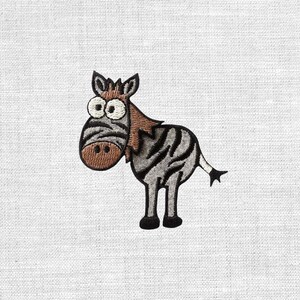 Könnte beinhalten: Gestickter Aufnäher eines Zeichentrick-Zebra mit großen Augen. Das Zebra hat eine braune Schnauze und Mähne mit schwarzen und grauen Streifen auf seinem Körper. Der Aufnäher ist zum Aufbügeln oder Aufnähen auf Stoff gedacht.