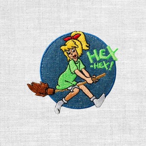 Könnte beinhalten: Gestickter Aufnäher mit einer Cartoon-Hexe auf einem Besen. Die Hexe hat blondes Haar, eine rote Schleife und ein grünes Kleid. Der Aufnäher ist kreisförmig mit blauem Hintergrund und dem Wort "HEX" in Grün.