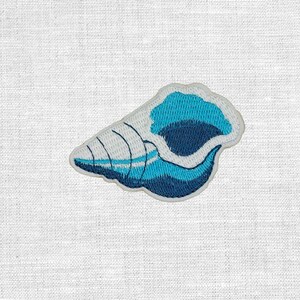 Könnte beinhalten: Ein gestickter Aufnäher in Form einer Muschel mit einem Farbverlauf aus blauen Fäden, der von hellem Cyan bis zu tiefem Marineblau reicht. Das Design enthält geschwungene Sticklinien, die die Spiralstruktur der Muschel mit einem hellgrauen Rand definieren.