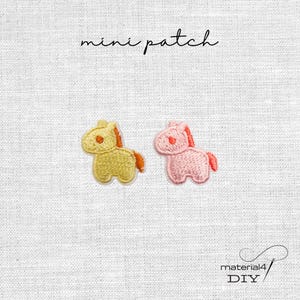 Könnte beinhalten: Zwei gestickte Mini-Pferde-Patches. Einer ist gelb mit orangefarbener Mähne und Schweif, der andere ist rosa mit roter Mähne und Schweif. Der Text "mini patch" steht über den Patches. Unten rechts steht der Text "material4 DIY".
