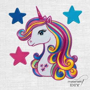 Könnte beinhalten: Ein gestickter Aufnäher mit einem weißen Einhornkopf und einer mehrfarbigen Mähne in Rosa, Gelb und Blau. Das Einhorn hat ein rosa Horn und drei kleine rosa Blumen am Hals. Drei Sterne in Dunkelblau, Hellblau und Rosa umgeben das Einhorn-Motiv.