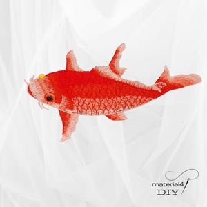 Könnte beinhalten: Gestickter roter Koi-Fisch-Aufnäher mit detaillierten Nähten. Der Fisch hat einen gelben Fleck auf dem Kopf und zarte Barteln. Der Aufnäher ist wahrscheinlich für DIY-Projekte gedacht, wie der Text "material4 DIY" unten rechts zeigt.
