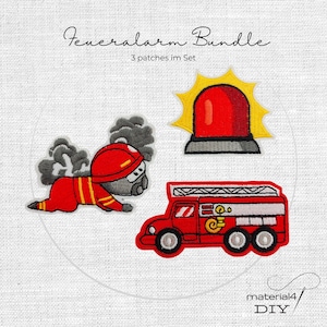 Könnte beinhalten: Ein Set aus drei bestickten Aufnähern mit einem roten Feuerwehrauto, einer roten Notfallsirene mit gelbem Schein und einer grauen Figur in roter Feuerwehruniform, die durch grauen Rauch kriecht, mit dem Text Feueralarm Bundle 3 patches im Set.