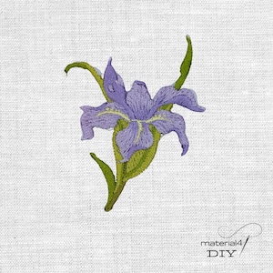 Könnte beinhalten: Gestickte lila Irisblüte mit grünen Blättern und Stiel auf weißem Stoffhintergrund. Die Blume hat detaillierte Stiche und eine gelbe Mitte. Das Bild enthält den Text "material4 DIY".