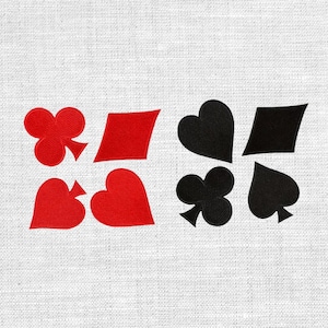 Könnte beinhalten: Gestickte Spielkarten-Symbolen in Rot und Schwarz. Das Bild zeigt zwei Reihen mit je vier Symbolen: Kreuz, Karo, Herz und Pik. Die Symbole sind auf einem strukturierten, cremefarbenen Stoff gestickt.