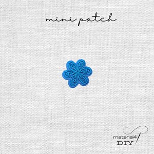 Könnte beinhalten: Ein kleiner, leuchtend blauer, bestickter Blumenaufnäher mit sechs abgerundeten Blütenblättern und komplizierten Faden-Details. Der Text 'mini patch' steht über der Blume und 'material4 DIY' in der unteren rechten Ecke.