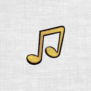 Könnte beinhalten: Gesticktes goldenes Musiknoten-Achtelnoten-Patch mit schwarzer Umrandung. Der Aufnäher befindet sich auf einem weißen Stoffhintergrund. Dieser Aufnäher ist ideal für Musikliebhaber und kann auf Kleidung oder Accessoires genäht oder aufgebügelt werden.