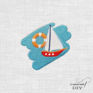 Könnte beinhalten: Gestickter Aufnäher mit einem Segelboot mit weißem Segel und rotem Rumpf, begleitet von einer orange-weiß gestreiften Rettungsboje. Das Design ist vor einem blauen, wolkenartigen Hintergrund platziert, ideal für nautische Projekte.