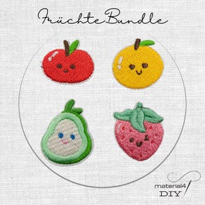 Könnte beinhalten: Ein Set aus vier bestickten Aufnähern mit niedlichen Fruchtmotiven und Gesichtern: ein roter Apfel, eine gelbe Orange, eine hellgrüne Avocadohälfte und eine rosa Erdbeere. Der Text "Früchte Bundle" steht oben und "material4 DIY" unten.