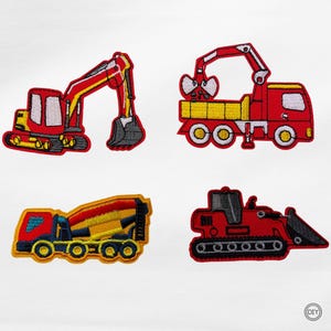 Könnte beinhalten: Vier aufgestickte Aufnäher mit Baumaschinen. Die Aufnäher umfassen einen roten Bagger, einen roten Muldenkipper mit gelber Ladefläche, einen rot-blauen Betonmischer und einen roten Bulldozer. Jeder Aufnäher hat einen schwarzen Rand.