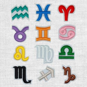 Könnte beinhalten: Eine Sammlung gestickter Sternzeichen-Patches, jedes mit einem einzigartigen Design und Farbe. Die Patches umfassen Symbole für Wassermann, Fische, Widder, Stier, Zwillinge, Krebs, Löwe, Jungfrau, Waage, Skorpion, Schütze und Steinbock.