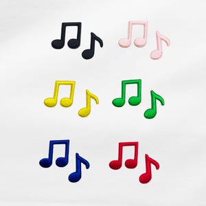 Könnte beinhalten: Eine Sammlung gestickter Noten-Patches in verschiedenen Farben. Die Patches umfassen schwarze, rosa, gelbe, grüne, blaue und rote Noten. Diese Patches eignen sich ideal, um Kleidung, Taschen oder anderen Stoffartikeln eine musikalische Note zu verleihen.