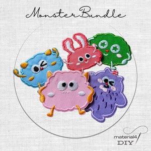 Könnte beinhalten: Ein Set aus fünf bestickten Monster-Aufnähern mit dem Text Monster Bundle. Das Set enthält ein blaues zwinkerndes Monster, ein rosa Monster mit Hasenohren, ein grünes Monster mit Sternaugen, ein hellrosa Monster und ein lila flauschiges Monster.