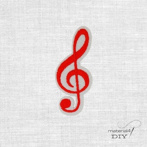 Könnte beinhalten: Ein roter Notenschlüssel-Aufnäher mit weißem Rand, auf weißem Stoffgrund gestickt. Das Musiksymbol ist ein klassisches Design, ideal für Musikliebhaber und Bastler. Der Aufnäher ist ein DIY-Artikel.