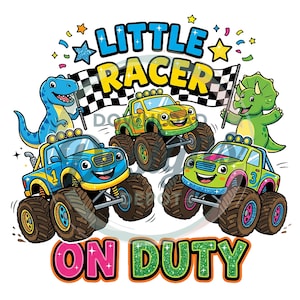 Könnte beinhalten: Ein farbenfrohes Grafikdesign mit drei Monster Trucks mit lächelnden Gesichtern, jeweils nummeriert. Zwei Dinosaurier schwenken karierte Flaggen. Der Text lautet "LITTLE RACER ON DUTY" in leuchtenden Farben, mit Sternen und Konfetti.
