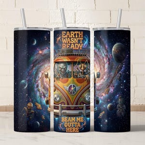 Könnte beinhalten: Drei isolierte Edelstahlbecher mit Deckeln und Strohhalmen. Jeder Becher hat ein farbenfrohes Design eines psychedelischen Vans mit außerirdischen Fahrern vor einem kosmischen Hintergrund. Der Text auf den Bechern lautet "Earth Wasn't Ready" und "Beam Me Outta Here."