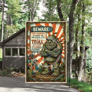 Könnte beinhalten: Eine Gartenflagge mit einer Illustration eines Trolls und dem Text "BEWARE: THIS PROPERTY IS UNDER THE WATCHFUL EYE OF A TROLL". Die Flagge hat ein Vintage-Design mit einem rot-orange gestreiften Hintergrund.
