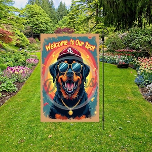 Rottweiler Välkomstträdgårdsflagga, Cool hund med solglasögon och hatt Utomhusdekoration, Personlig Hundälskare Gåva, Rottie Trädgårdskonst