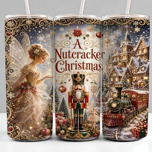 Könnte beinhalten: Ein zylindrischer Becher mit festlichem Design, das eine Fee in einem goldenen Kleid, einen Nussknacker, eine Dampflokomotive und ein verschneites Dorf zeigt. Der Text A Nutcracker Christmas ist in Rot und Gold gedruckt, ergänzt durch goldene Ornamente.